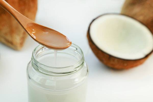 روغن نارگیل برای درمان تورم لب درمان ورم لب در اثر نیش پشه