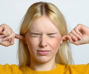 صدای زنگ در گوش