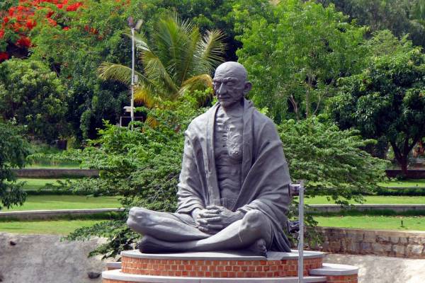 مجسمه گاندی
