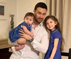 شاهرخ استخری و دخترانش