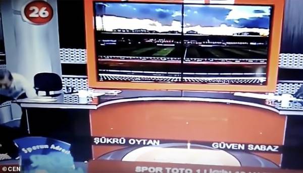 سکته قلبی مجری تلویزیون ترکیه در هنگام پخش زنده حواشی ترکیه ای