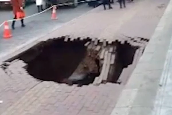 باز شدن دهان زمین در مقابل زن جوان شهر لانژو