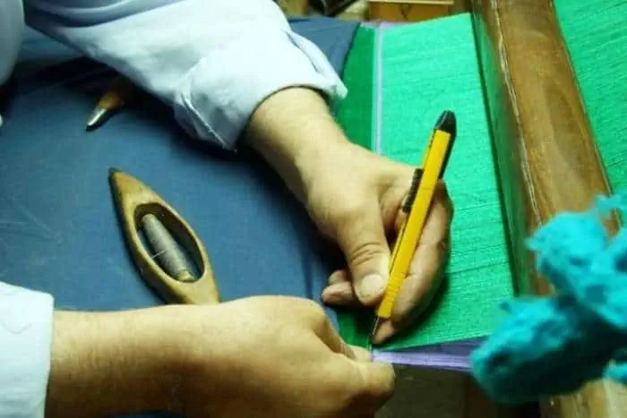 مخمل بافی از صنایع دستی اصفهان مخمل بافی
