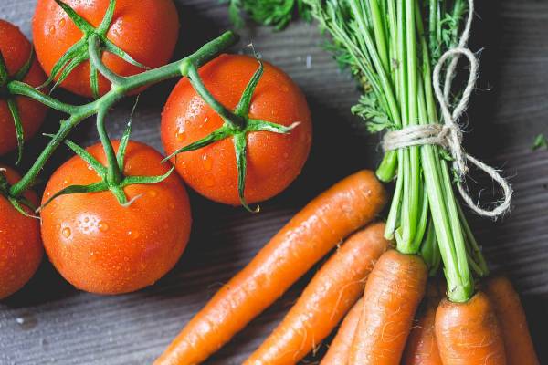 مصرف هویج و گوجه برای جلوگیری از بیماری گلوکوم مصرف کردن هویج و گوجه