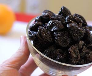 عوارض آلو خشک ، خوردن آلو خشک