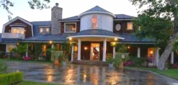 دکوراسیون نمای بیرونی شیک خانه خواننده مشهور