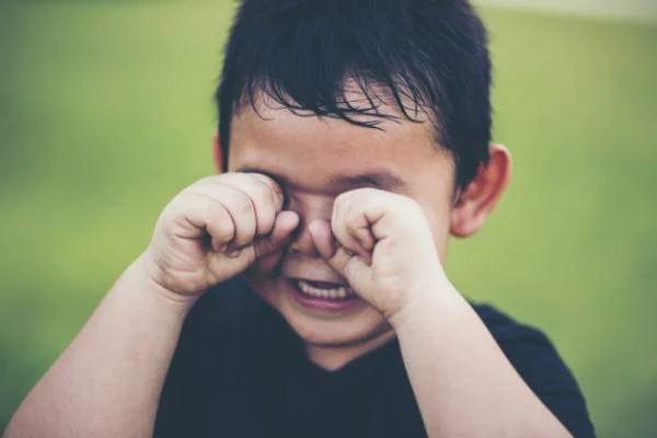 عادت آزاردهنده کودکان چیست؟ گریه کردن کودکان