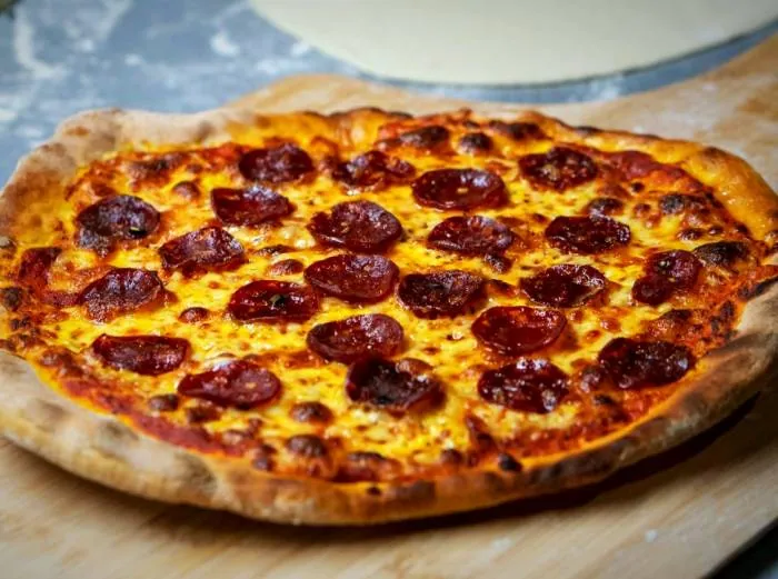 مواد لازم برای تهیه و پخت پیتزا صبحانه خوردن پیتزا صبحانه