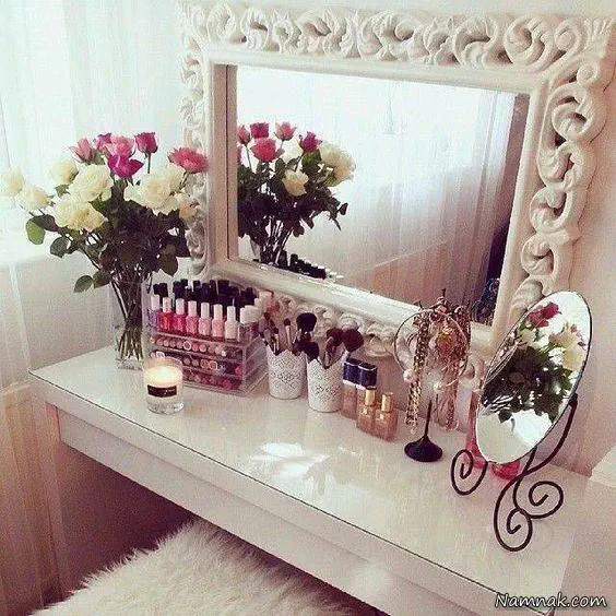 چیدن لاک روی میز آرایش چیدن لاک روی میز