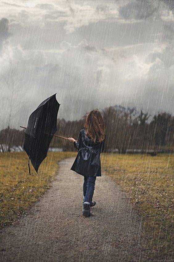 عکس بچه زیر باران