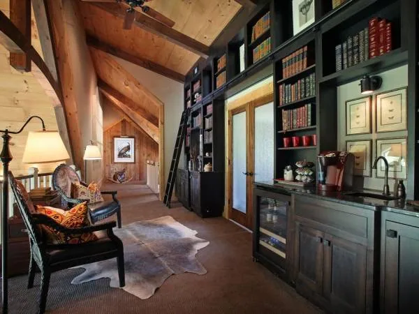 کتابخانه در اتاق زیر شیروانی اتاق زیر شیروانی