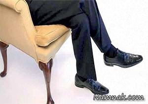 نشستن روی صندلی ، انداختن پا روی پا