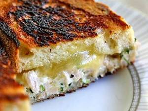 ساندویچ تن ماهی با پنیر و ترخون