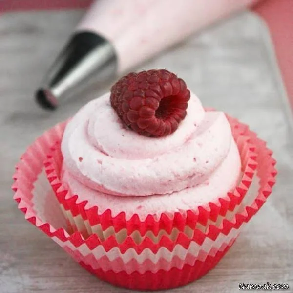 طرز تهیه کاپ کیک فینانسیر با کرم تمشک کاپ کیک فینانسیر با کرم تمشک