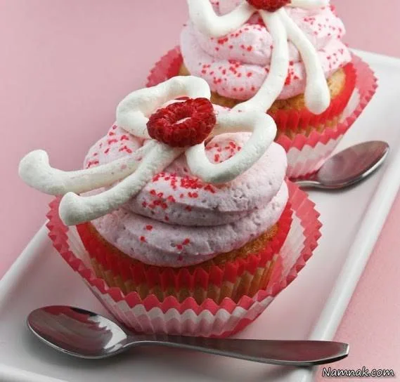 کاپ کیک فینانسیر با کرم تمشک کاپ کیک فینانسیر