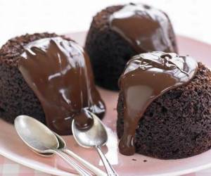 طرز تهیه کیک شکلاتی گرم
