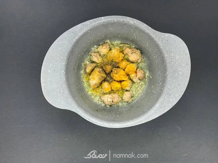 تفت دادن زردچوبه و گوشت زردچوبه