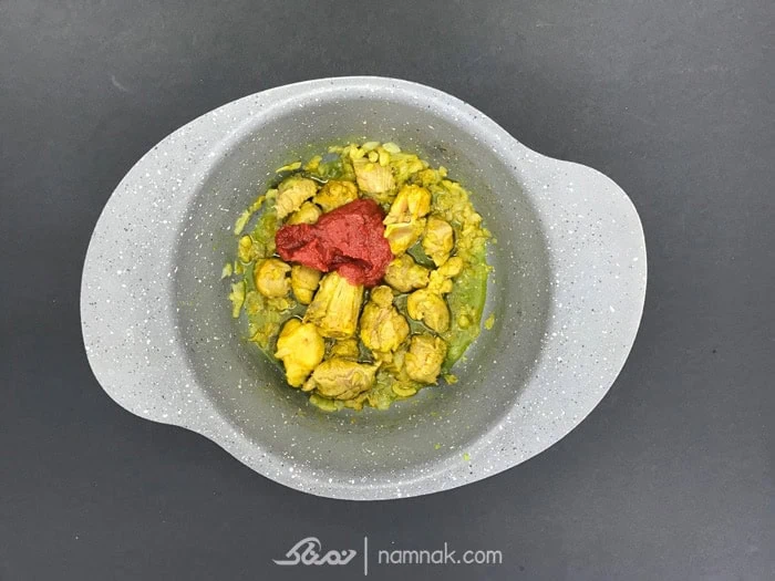 ریختن رب در گوشت رب گوجه فرنگی