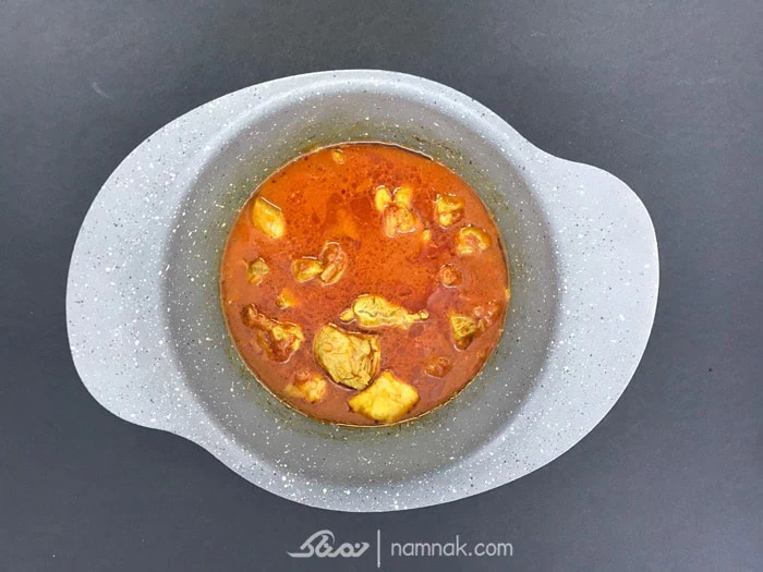 ریختن آب در مواد گوشت آب گوشت