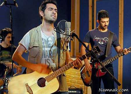 شهاب حسینی در حال گیتار زدن