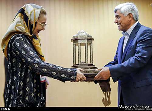 هدیه کتایون ریاحی به وزیر علوم ، ‌ وزیر فناوری ، بازیگر زن ایرانی
