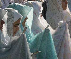 نماز خواندن زنان ، زن در حال نماز