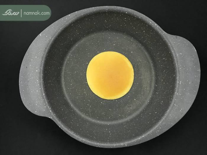 سرخ کردن دو طرف مواد پنکبک سرخ کردن پنکیک