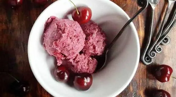 بستنی آلبالویی خوشمزه بستنی آلبالویی