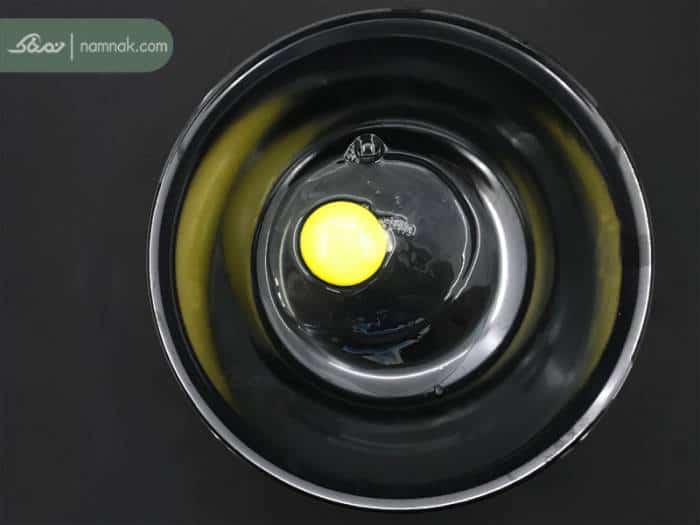 هم زدن تخم مرغ برای تهیه پنکیک هم زدن تخم مرغ