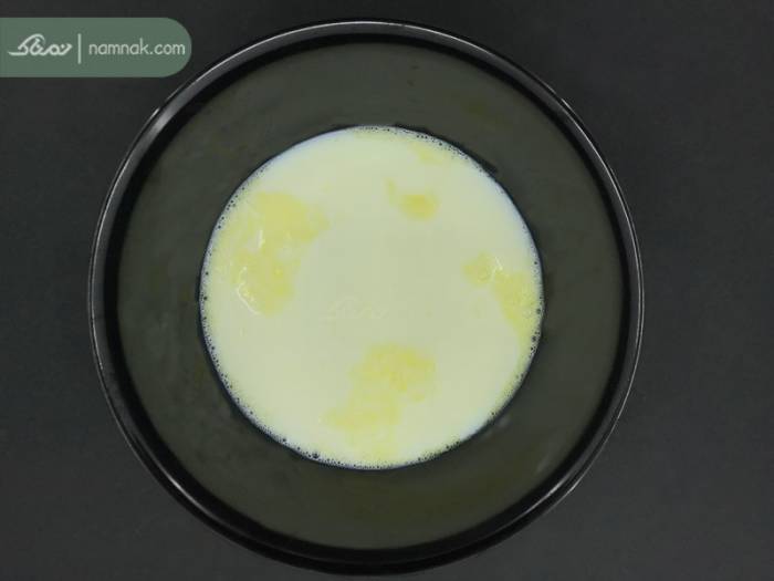 اضافه کردن شیر به مواد پنکیک افزودن شیر به تخم مرغ