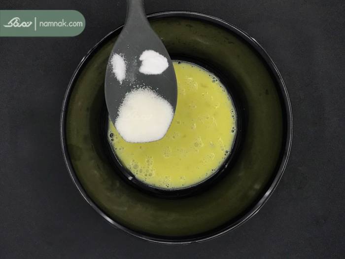 افزودن شکر نمک وانیل به مواد پنکیک افزودن شکر نمک وانیل