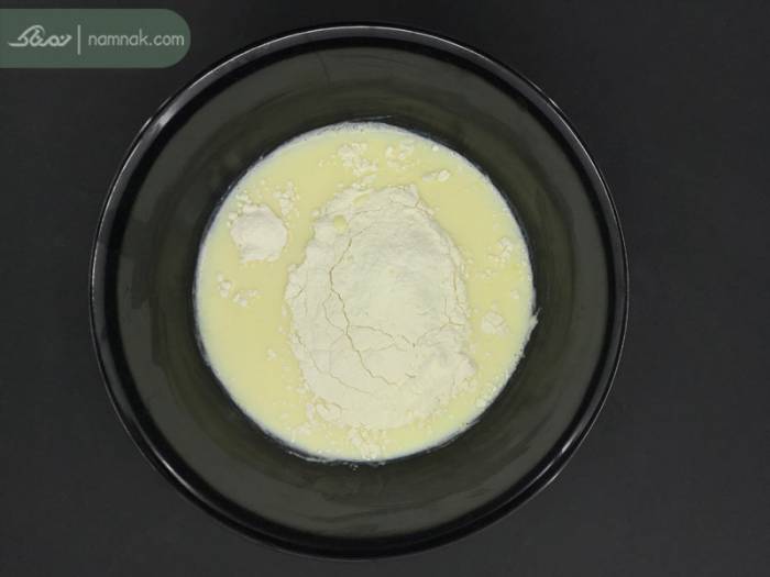 اضافه کردن آرد به مواد پنکبک افزودن آرد به مواد پنکیک