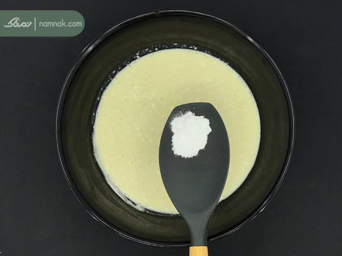 اضافه کردن بکینگ پودر به مواد پنکیک افزودن بکینگ پودر