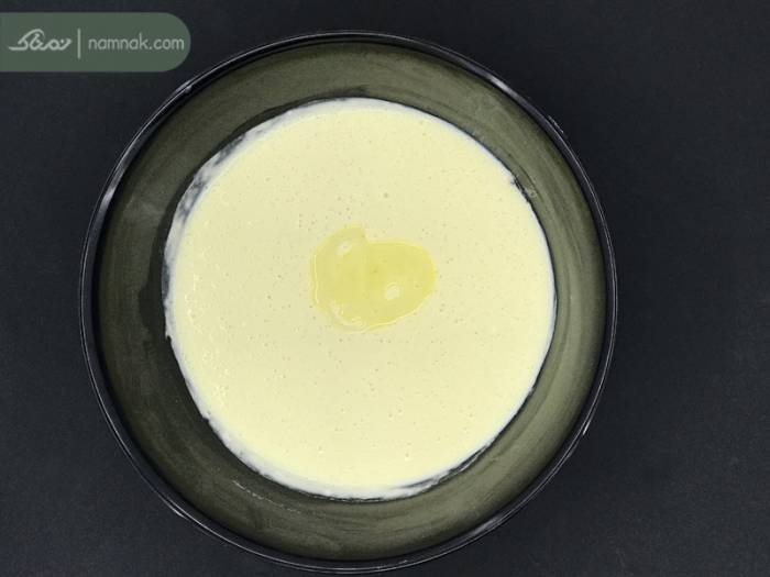 افزودن روغن مایع به پنکیک روغن برای پنکیک