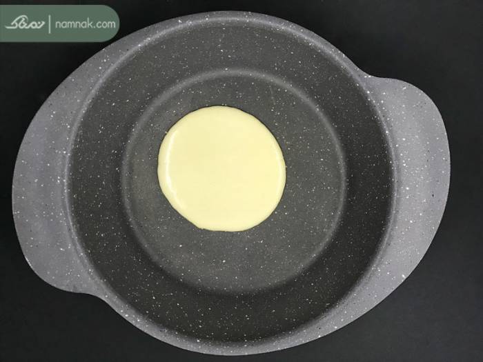 ریختن مواد پنکیک در تابه ریختن پنکیک در تابه