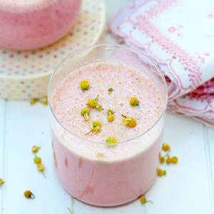 طرز تهیه اسموتی توت فرنگی و بابونه ، اسموتی توت فرنگی و بابونه