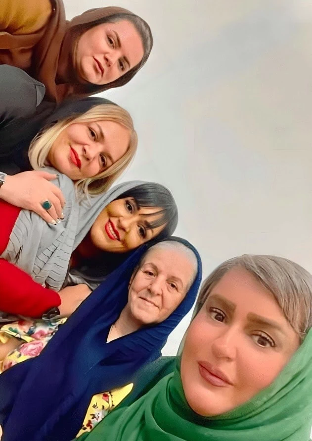 سلفی نعیمه نظام دوست در کنار مادر و خواهرانش خانواده نعیمه نظام دوست