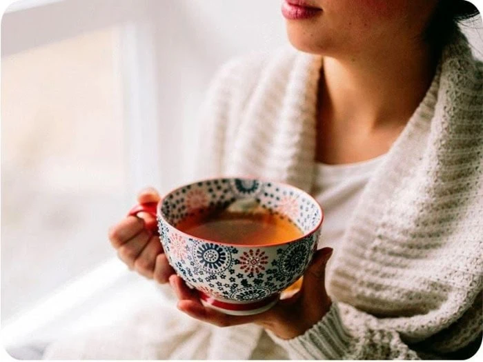 روش درمان گرگرفتگی یائسگی چیست؟ خداحافظی با گرگرفتگی! خانومی در حال نوشیدن دمنوش