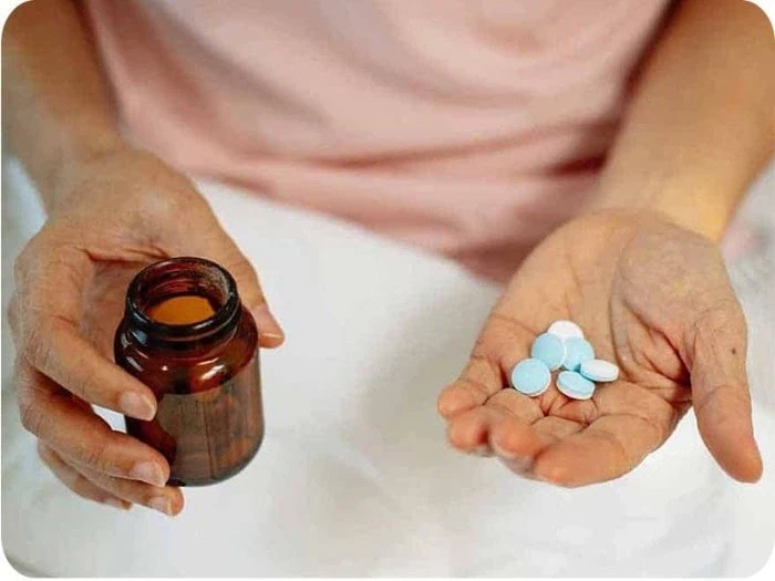 روش درمان گرگرفتگی یائسگی چیست؟ خداحافظی با گرگرفتگی! خانمی که در حال مصرف قرص کلونیدین است.