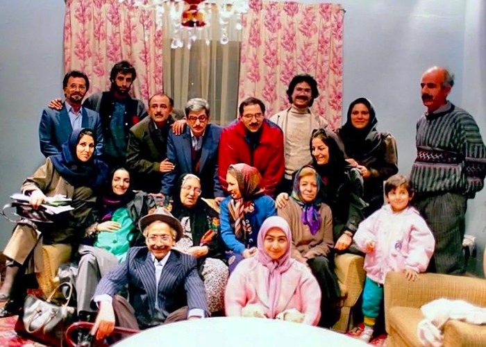رضا بابک و بازیگران آرایشگاه زیبا در پشت صحنه بازیگران آرایشگاه زیبا
