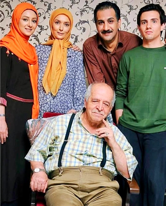 محمد نادری در کنار بازیگران سریال شمعدونی محمد نادری در شمعدونی
