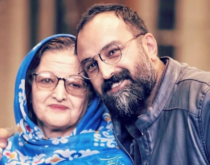 کاوه خداشناس در کنار مادرش کاوه خداشناس