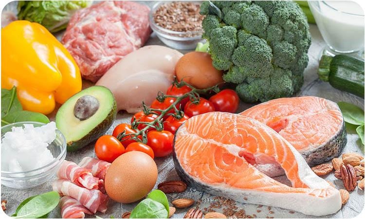 برای درمان پروستات چه بخوریم؟ بررسی جامع بایدها و نبایدها تصویری از میزی که روی آن ماهی و خوراکیهای مفید برای پروستات قرار دارد.