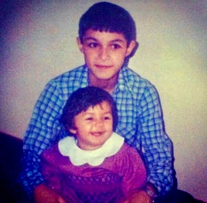 کودکی رامین پرچمی در کنار خواهرش کودکی رامین پرچمی