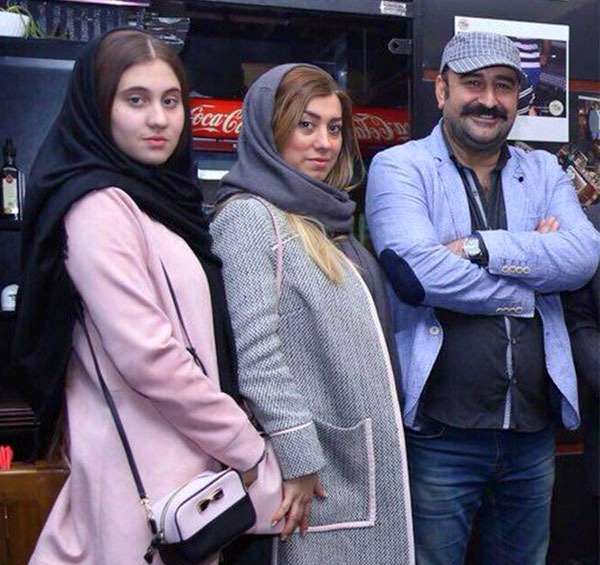 مهران احمدی و همسرش در کنار دخترشان مهران احمدی و همسرش