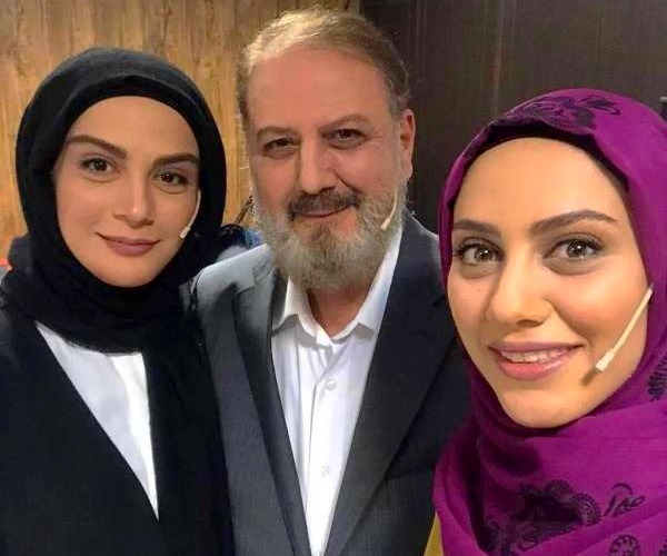 مونا فرجاد و خواهرش در کنار پدرشان مونا فرجاد و خواهرش