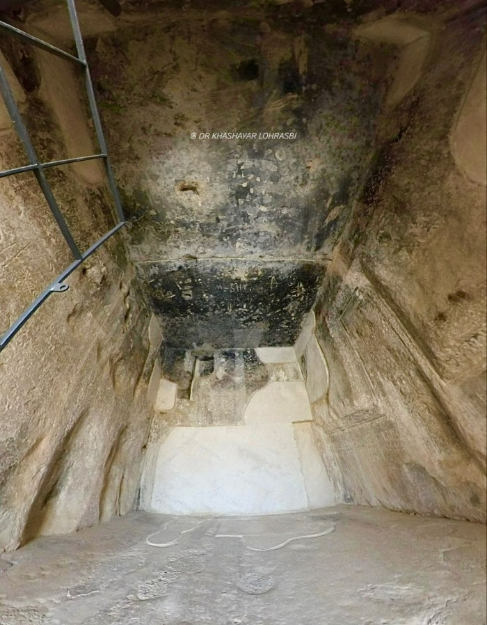 نمایی از درون آرامگاه کوروش نمایی از درون آرامگاه کوروش