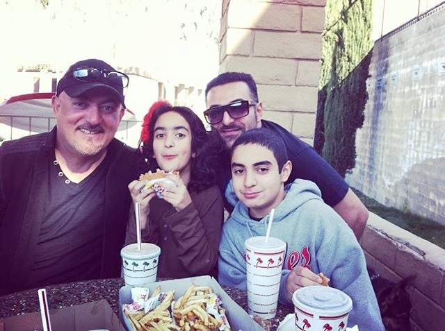 سندی در کنار فرزندانش فرزندان سندی