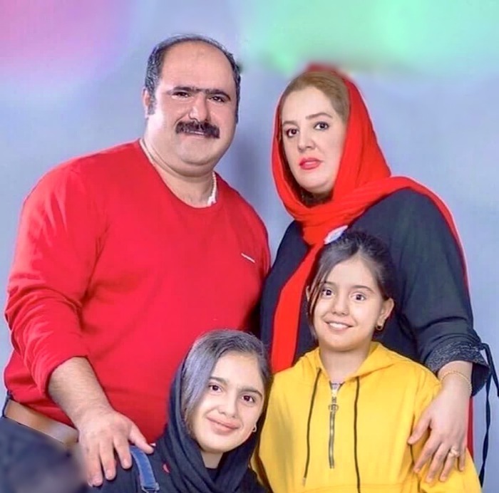 کاظم نوربخش و همسرش در کنار دخترانشان کاظم نوربخش و همسرش
