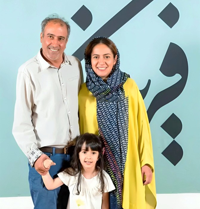 سیامک صفری و همسرش در کنار دخترشان سیامک صفری و همسرش
